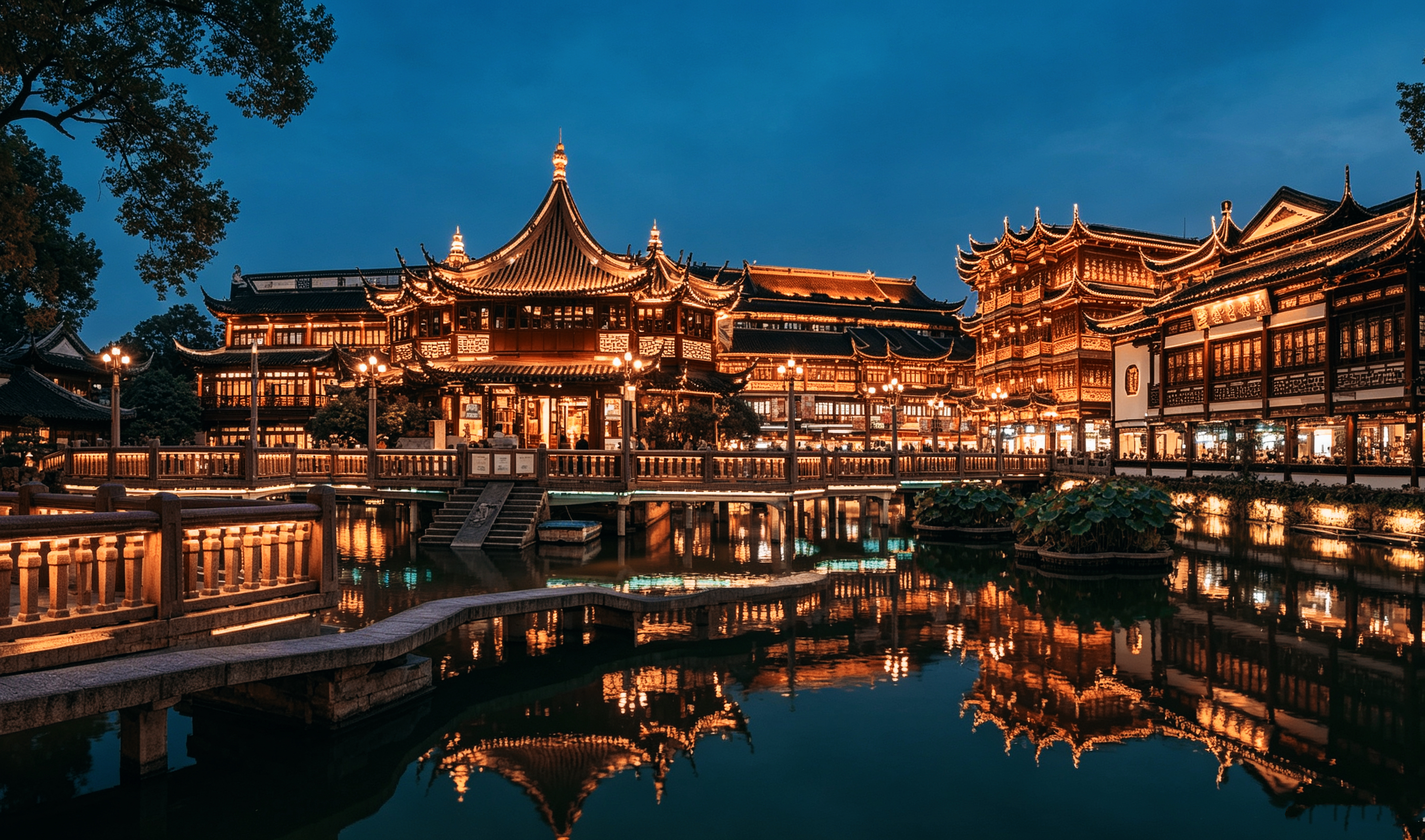 Yuyuan Bazaar illuminated at night